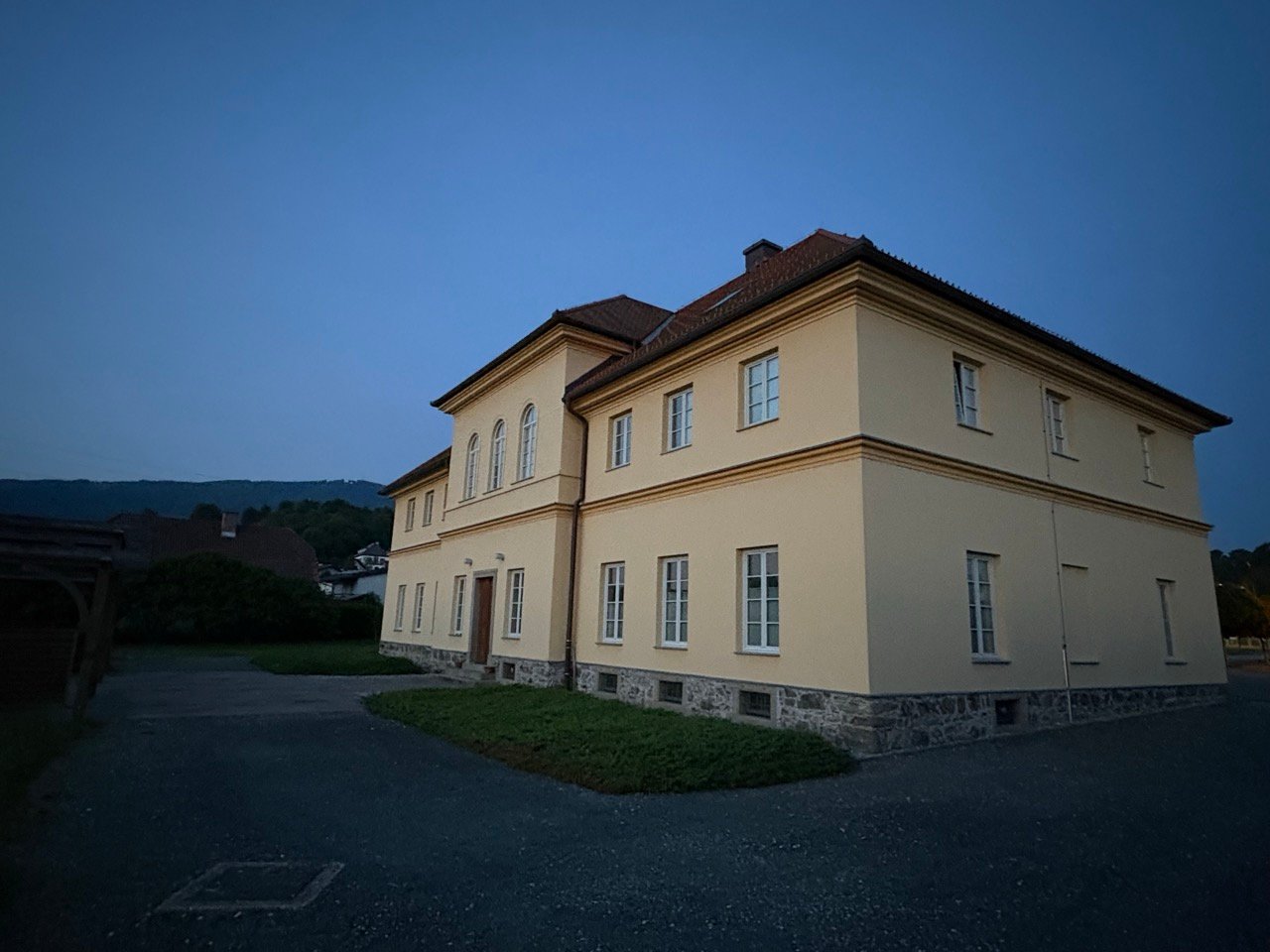 Pogled na samostan ob zori