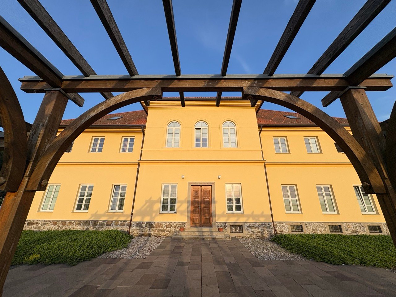 Samostanska stavba - zadnji vhod